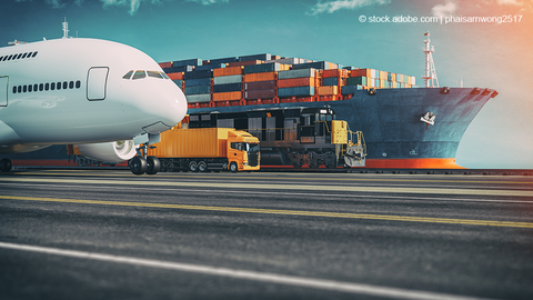 Ein Flugzeug ein LKW ein Zug und ein Containerschiff