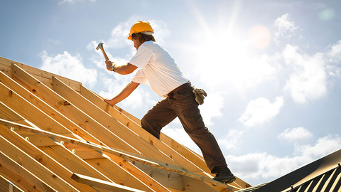 Dachdecker auf dem Dach