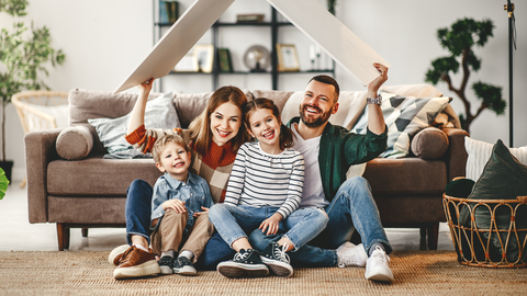 Familie mit Kindern auf dem Boden sitzend