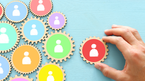 Bunte Rädchen, auf denen sind Personen aufgedruck