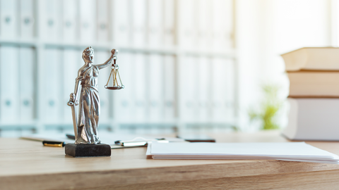 Rechtspflege, Jutitia, Statue Justitia Statue auf dem Tisch