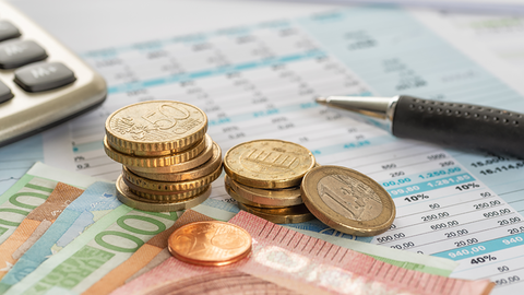 Verdienste, Geld, Münzen, Tisch  Geldmünzen auf dem Tisch