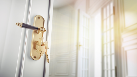 Eine offene Tür ins Zimmer