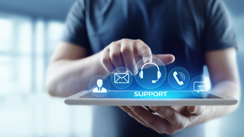 Eine Person präsentiert verschiedene Symbole für den Support per Web Mail Telefon und Brief