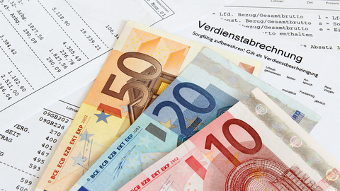 Je ein zehn ein zwanzig und ein fünfzig Euroschein liegt auf einem Blatt mit Tabelle