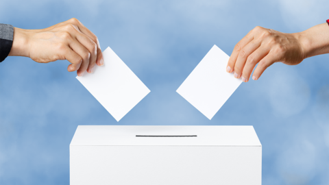 Wahlen in Hessen Aufmacherbild Wahlen zwei Hände werfen je einen Stimmzettel in eine Wahlurne